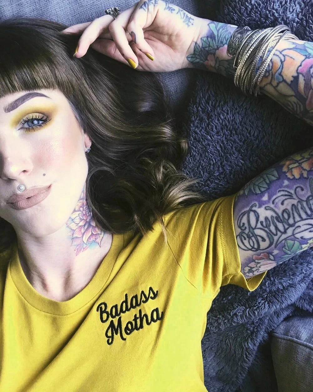 Забавная футболка BADASS MOTHA с цитатами 100% хлопок подарок для мамы гранж tumblr