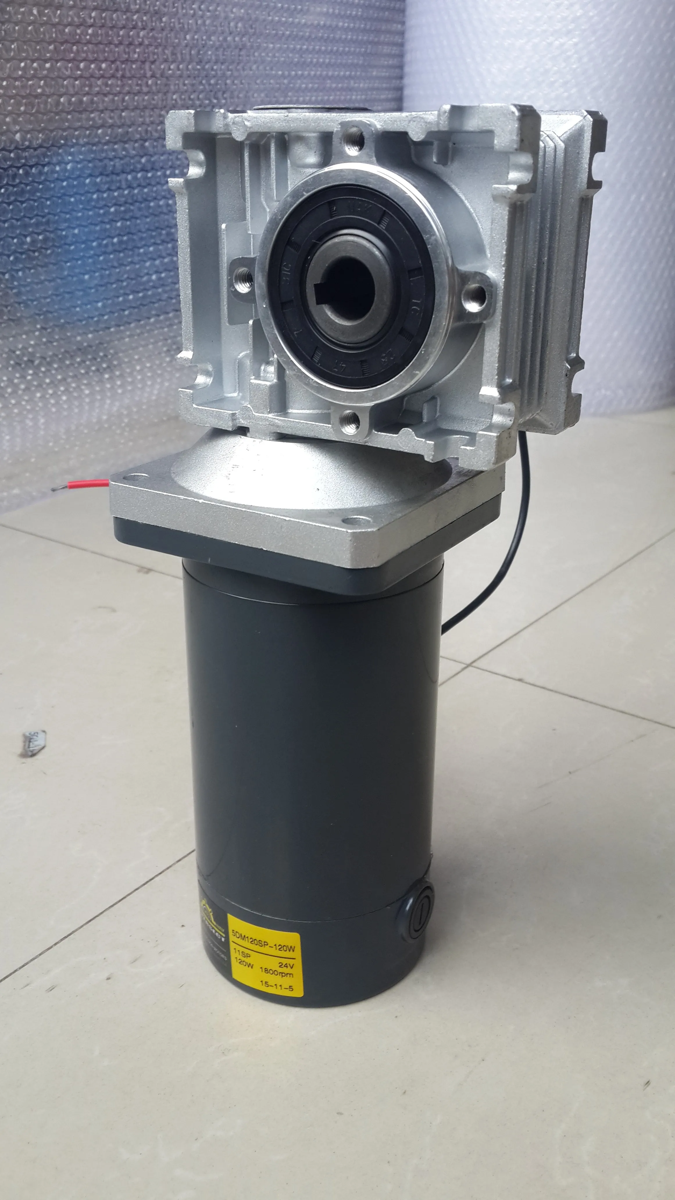 Двигатель постоянного тока 120 Вт с RV30/040/050 тормозным редуктором 90 градусов