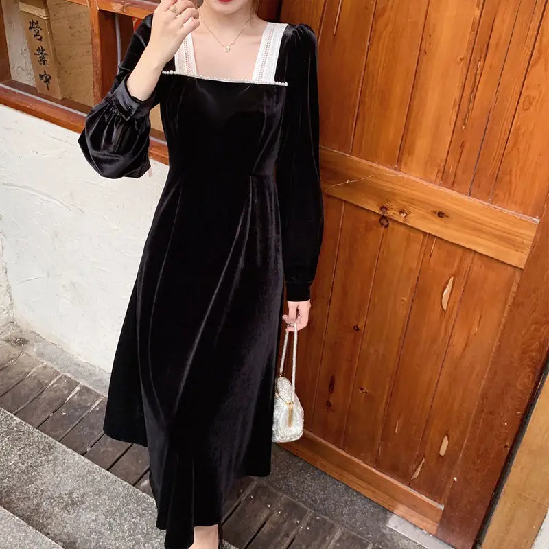 

Женское платье с длинным рукавом и квадратным вырезом