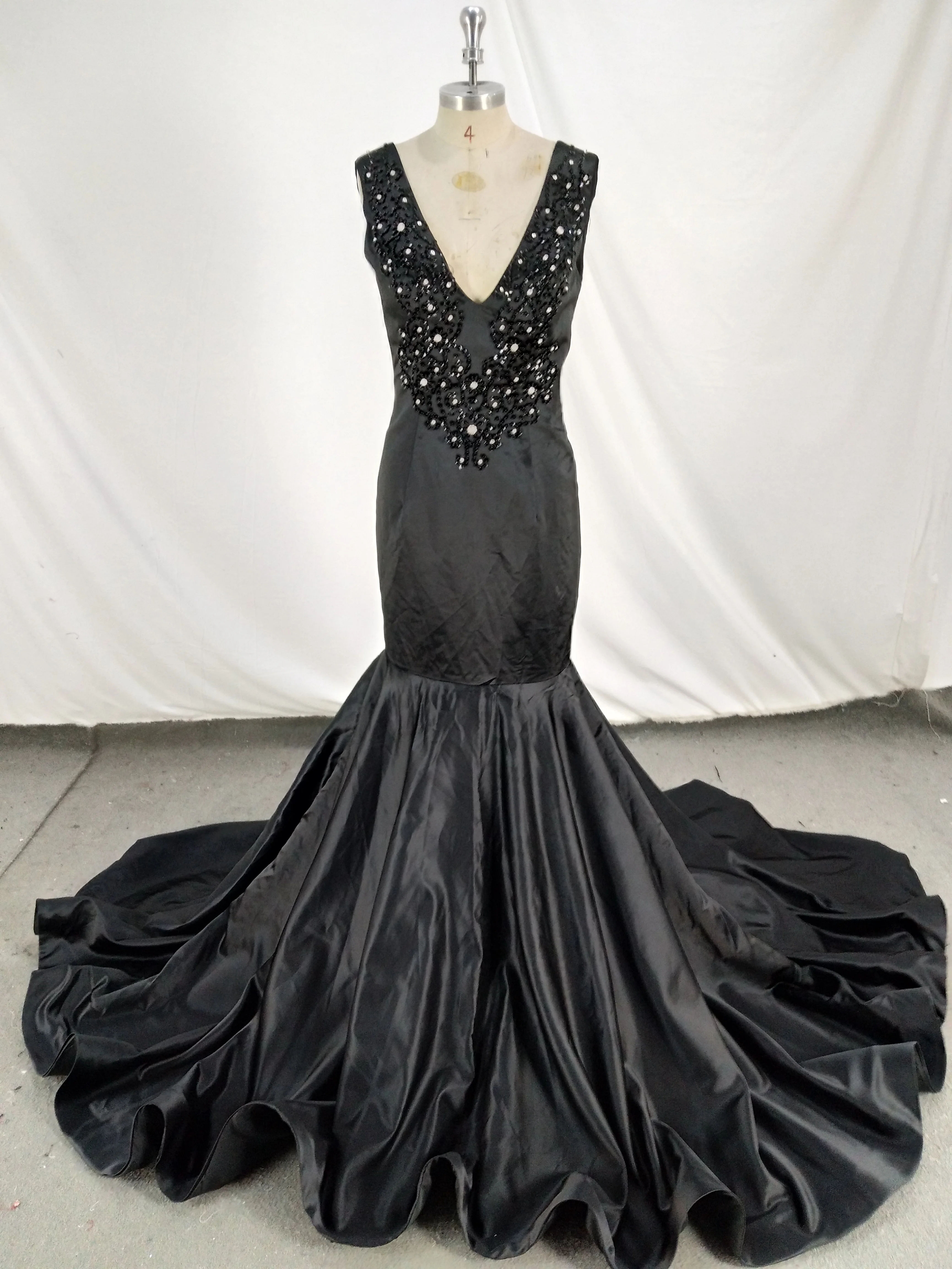 Сексуальное черное платье с глубоким V-образным вырезом юбка-годе вышитое