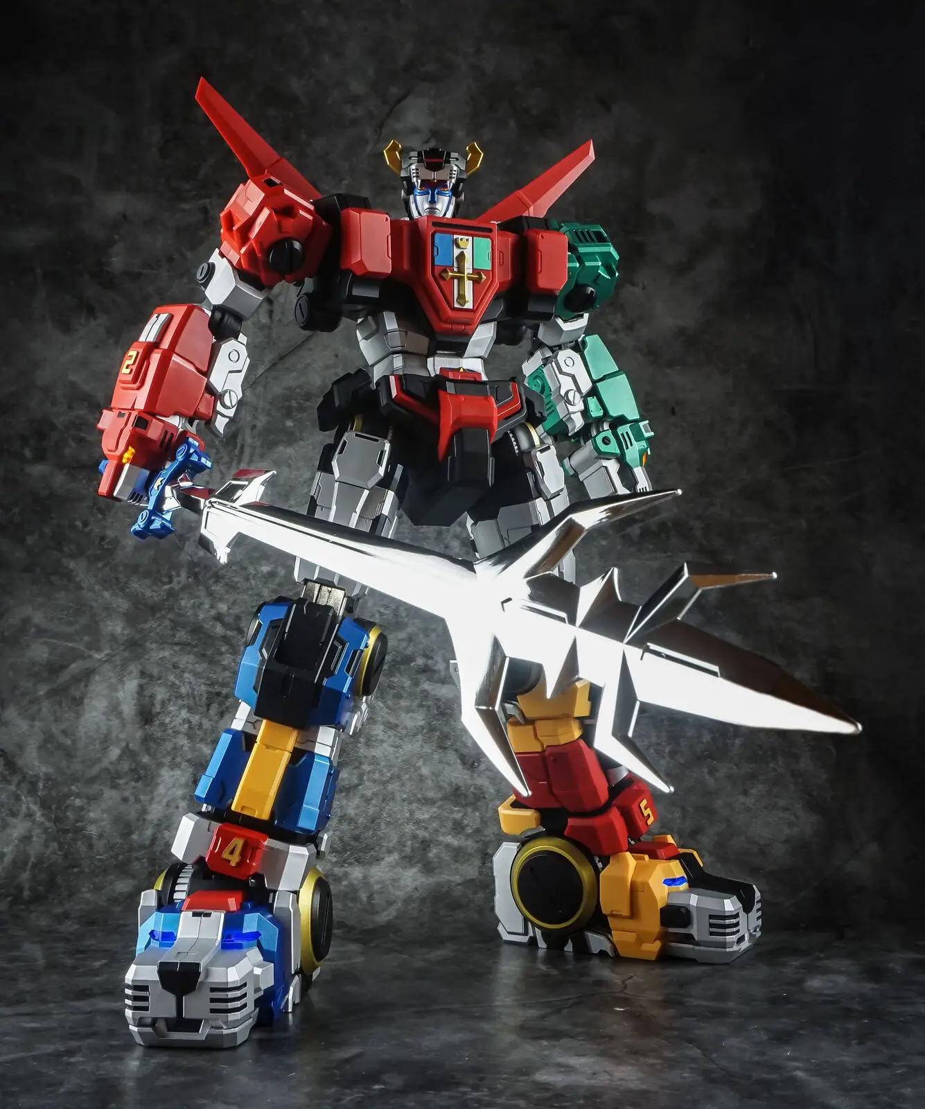 В наличии Titan модель TP01 чудовище король голион VOLTRON содержит светодиодный