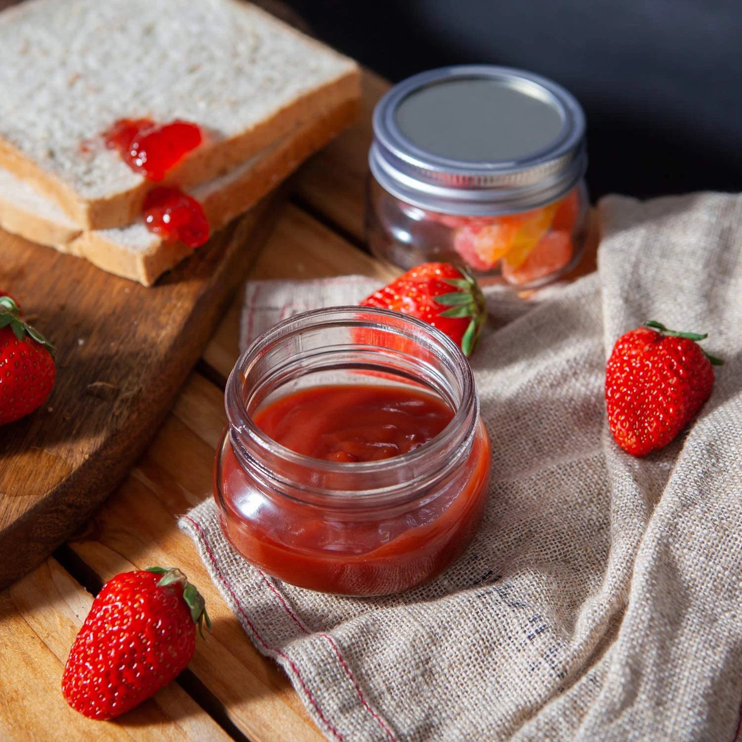 Каменные банки с обычными крышками идеально подходят для варенья меда свадебных