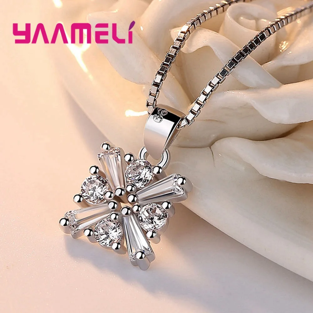 Комплект ювелирных изделий из серебра 925 пробы с кристаллами и снежинками |