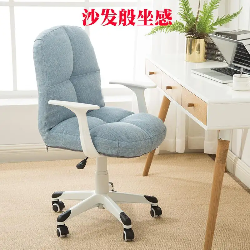 Небольшом пространстве компьютерное кресло студенческого общежития