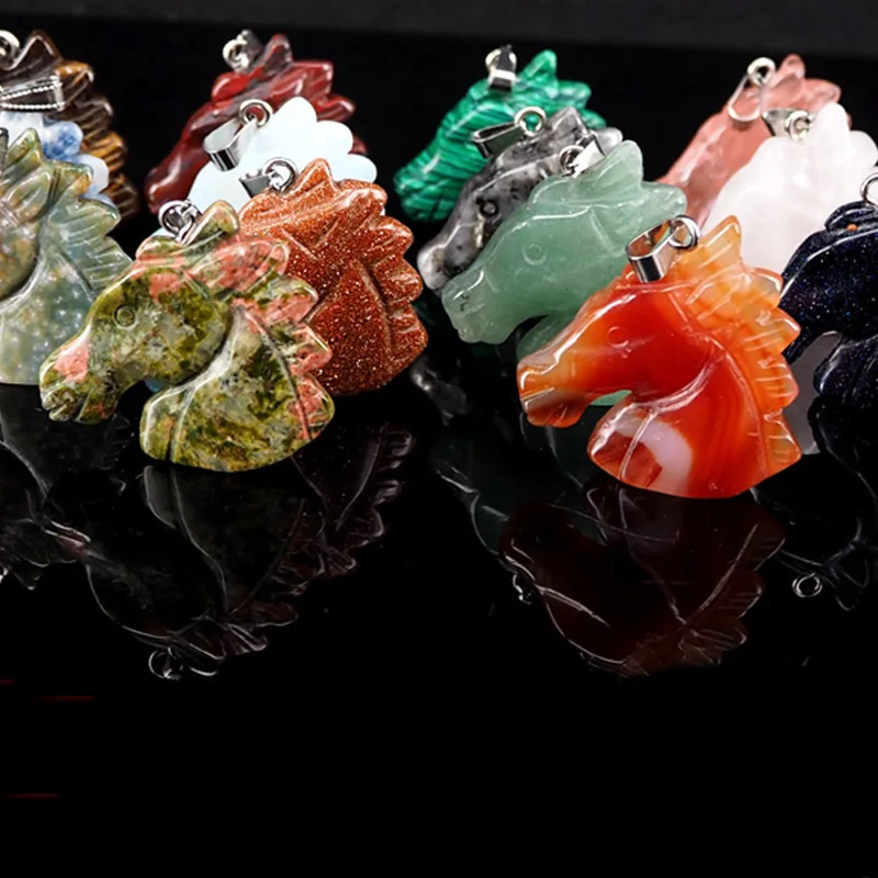 Ожерелье из натурального хрусталя с резным подвеска в форме лошадиной головы для