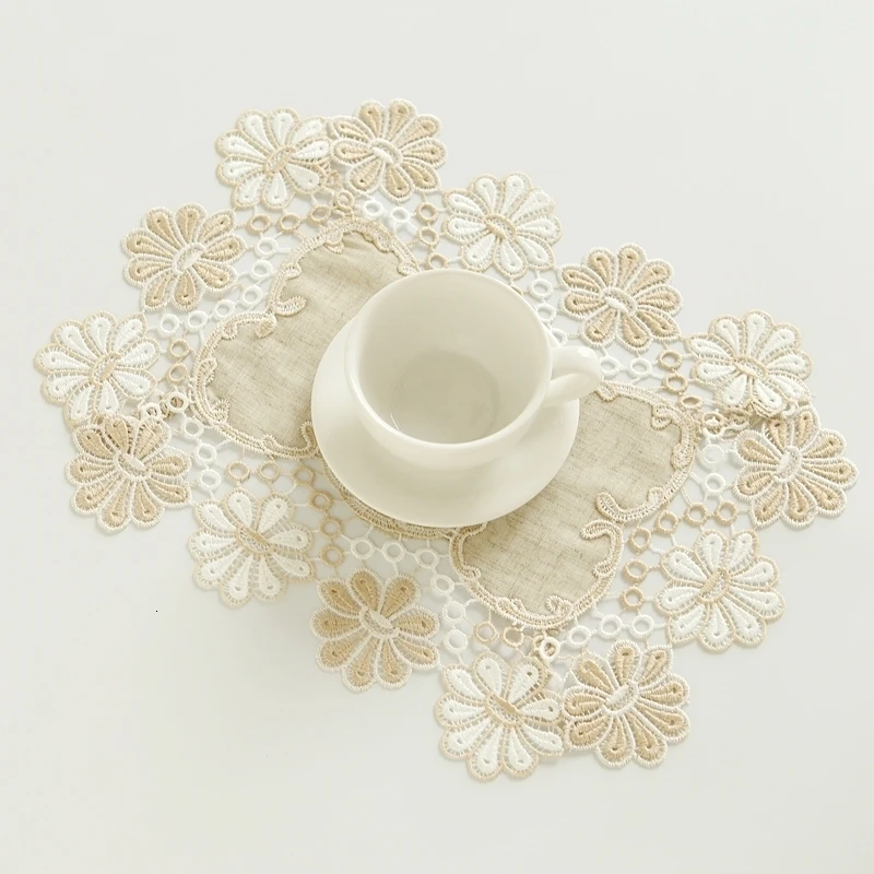 

Кружевные коврики для стола