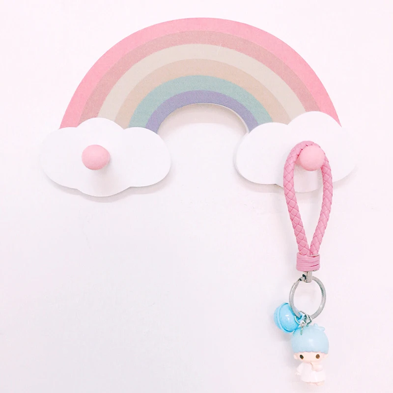 Нордические вешалки для одежды с дизайном радужного облака на деревянной полке для хранения и организации дома.