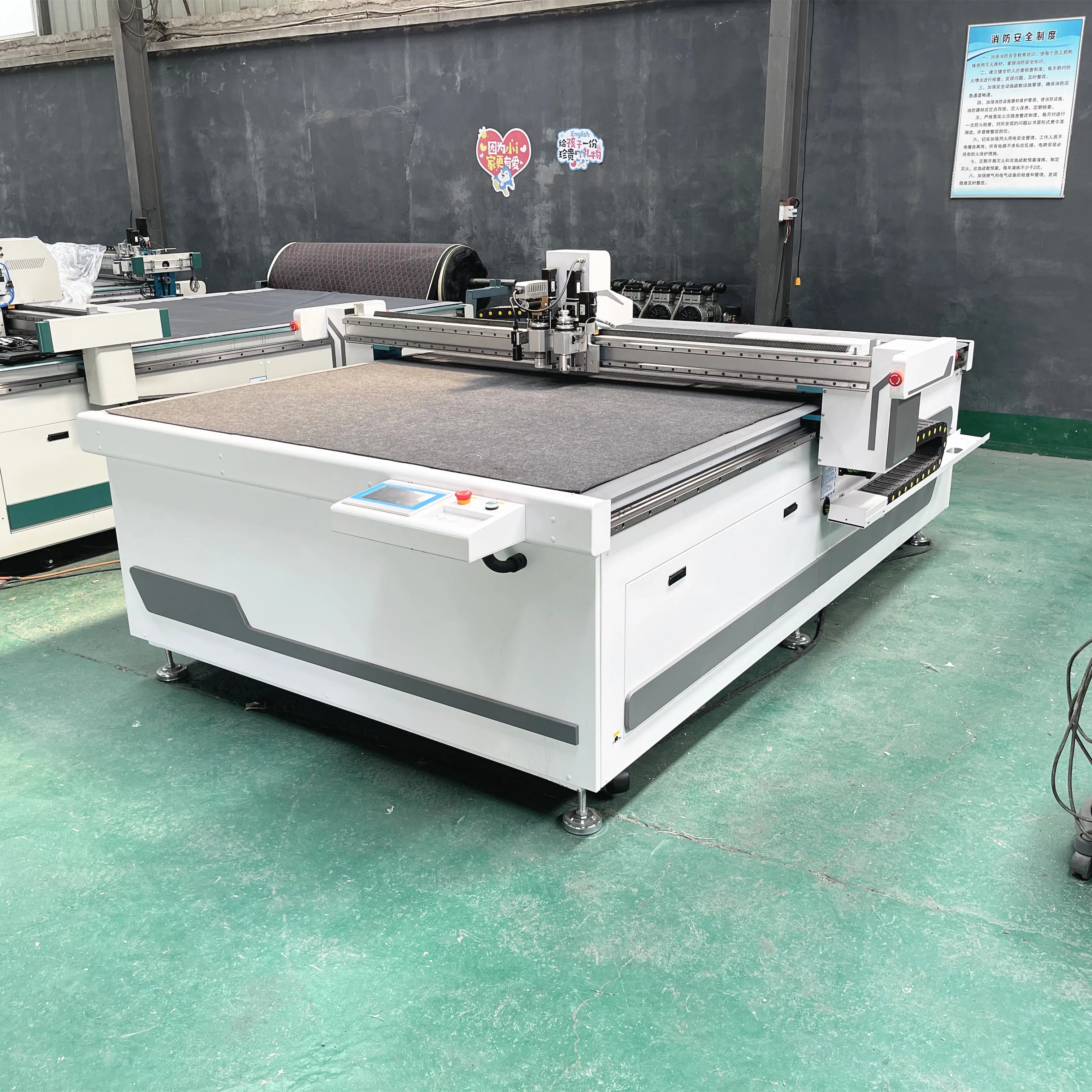 Малый бизнес Китай планшетный режущий станок для пены вибрации