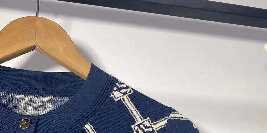 Женский жаккардовый кардиган на пуговицах Короткий трикотажный с буквенным