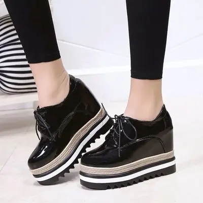 

Весенняя женская обувь, увеличивающая рост, Корейская версия дикой природы, была тонкой и стандартной с черными одиночными туфлями