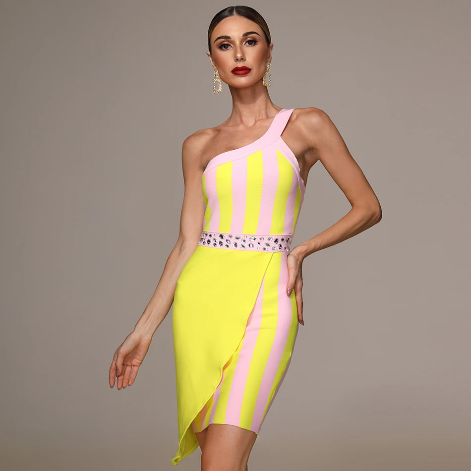 Новинка лета 2021 платье на одно плечо необычное Бандажное с бусинами без бретелек