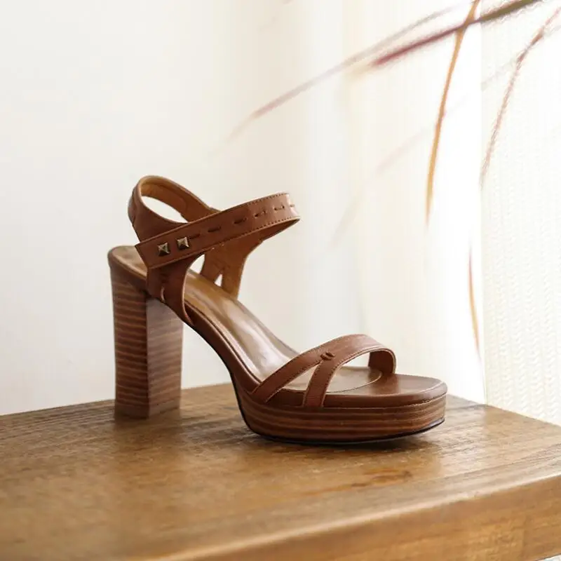 Женские босоножки на деревянном каблуке двухцветные высоком квадратном с