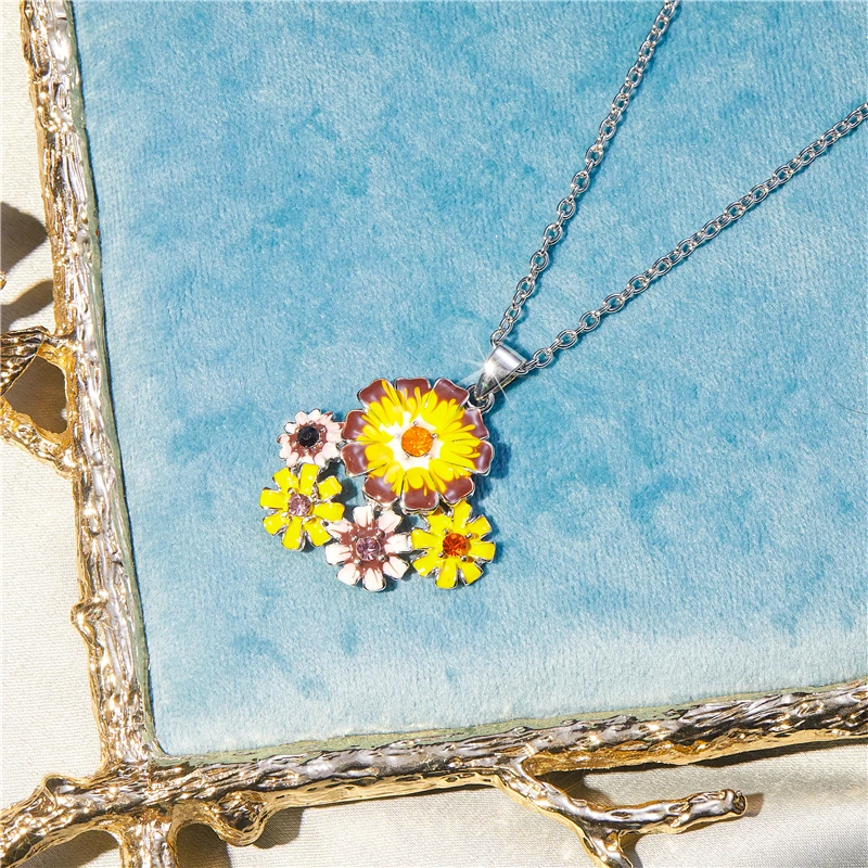 

Popular romantic fashion exquisite charming yellow flower necklace pendant women's elegant temperament banquet charm gift