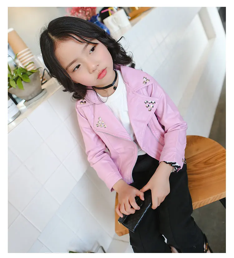Новая весенне-осенняя однотонная куртка для девочек модная куртка из искусственной кожи пальто с лацканами мотоциклетные кожаные куртки с металлическими заклепками и ремнем для детей Топы
