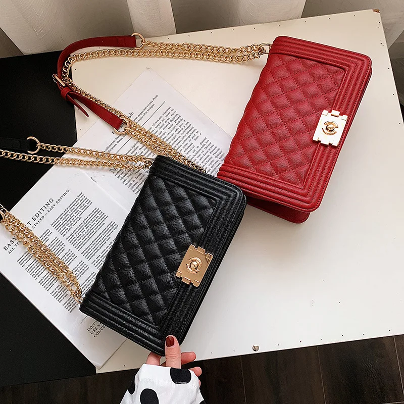 Женская красная сумка-мессенджер на ремне с ромбовидной решеткой модная