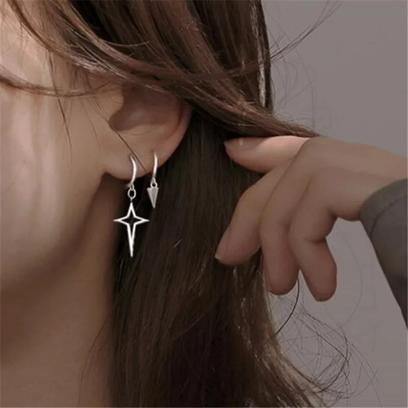 

Серьги-гвоздики женские Асимметричные из серебра 925 пробы с крестом и заклепками