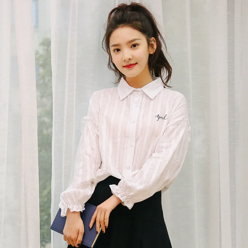 Осенняя маленькая свежая женская блузка однотонная с вышивкой и надписью