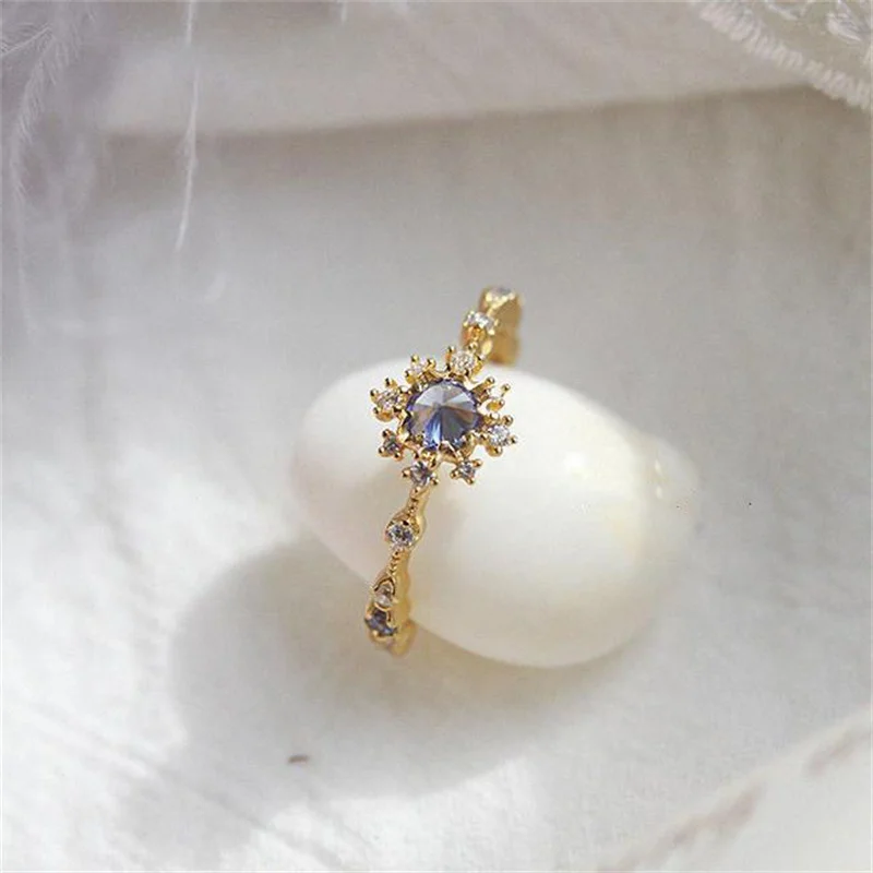 

Нежный волнистый кружевной край «Dreamland Gate», слегка инкрустированный заостренным цирконом, медный сплав, инкрустированный кольцом Гипсофил...