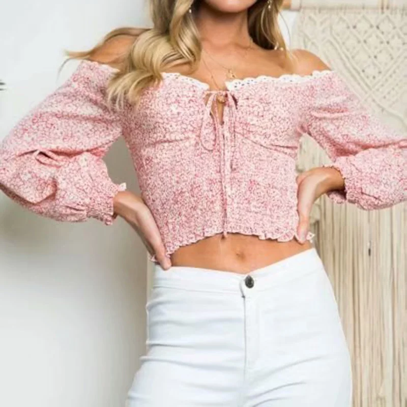 

Укороченный топ с открытыми плечами и V-образным вырезом