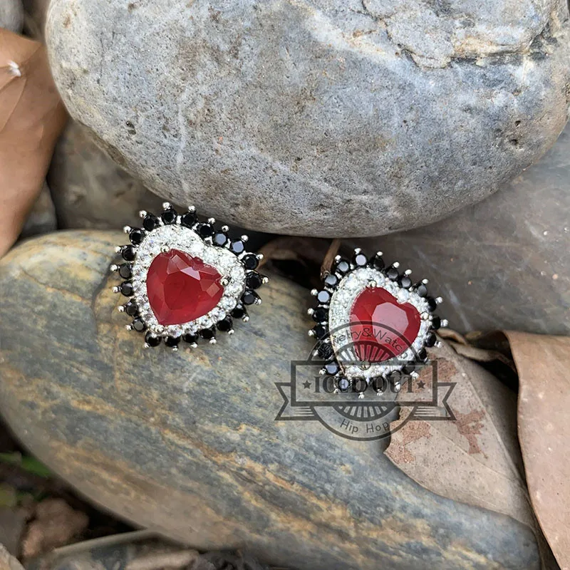 Маленькие милые женские серьги гвоздики в форме сердца с кубическим цирконием