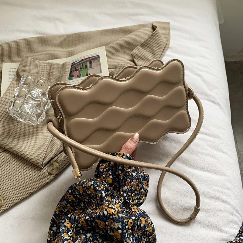 

Брендовая кожаная женская сумка с украшением из жемчуга, модная дизайнерская сумка на плечо, женская сумка, милая однотонная Повседневная с...