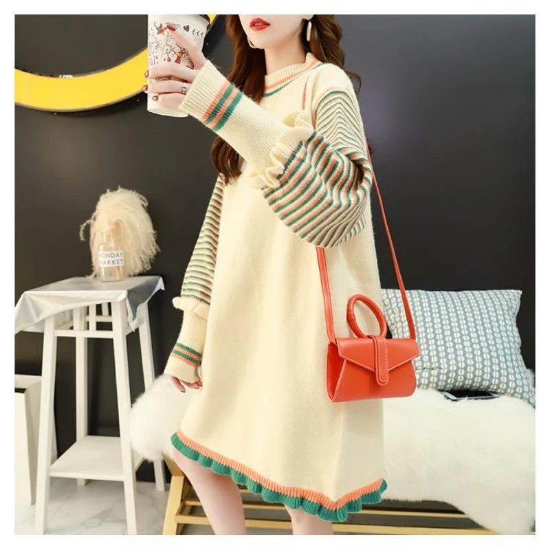 

Женское теплое вязаное платье-свитер в полоску с длинными рукавами и воротником-стойкой