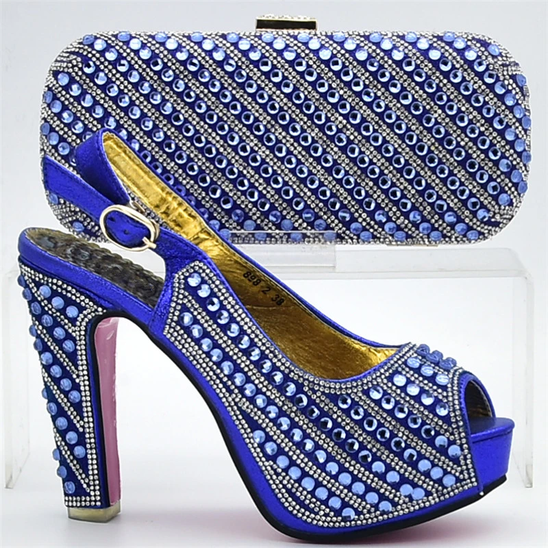 Новейший комплект из обуви и сумки в африканском стиле итальянских туфель