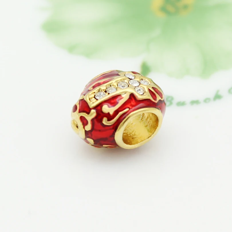 Ползунок из бисера Красного Креста эмаль Фаберже в форме яйца Шарм бусины