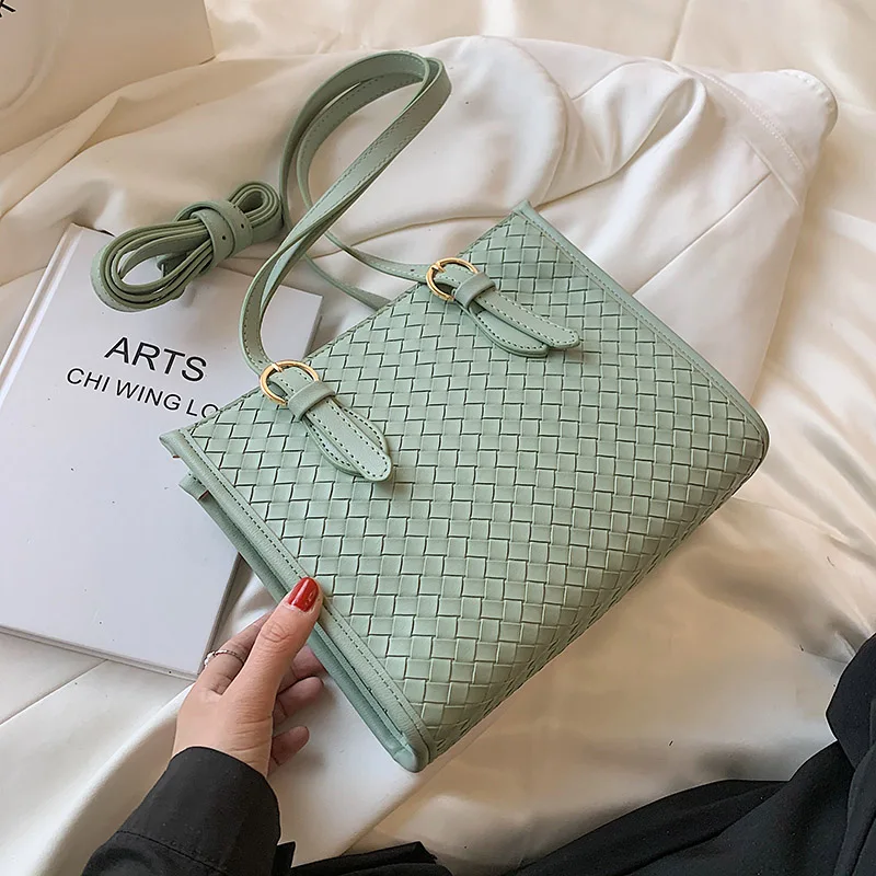 

Плетеные маленькие сумки через плечо из искусственной кожи для женщин 2021, модная роскошная дизайнерская сумка через плечо, зеленая, розовая...