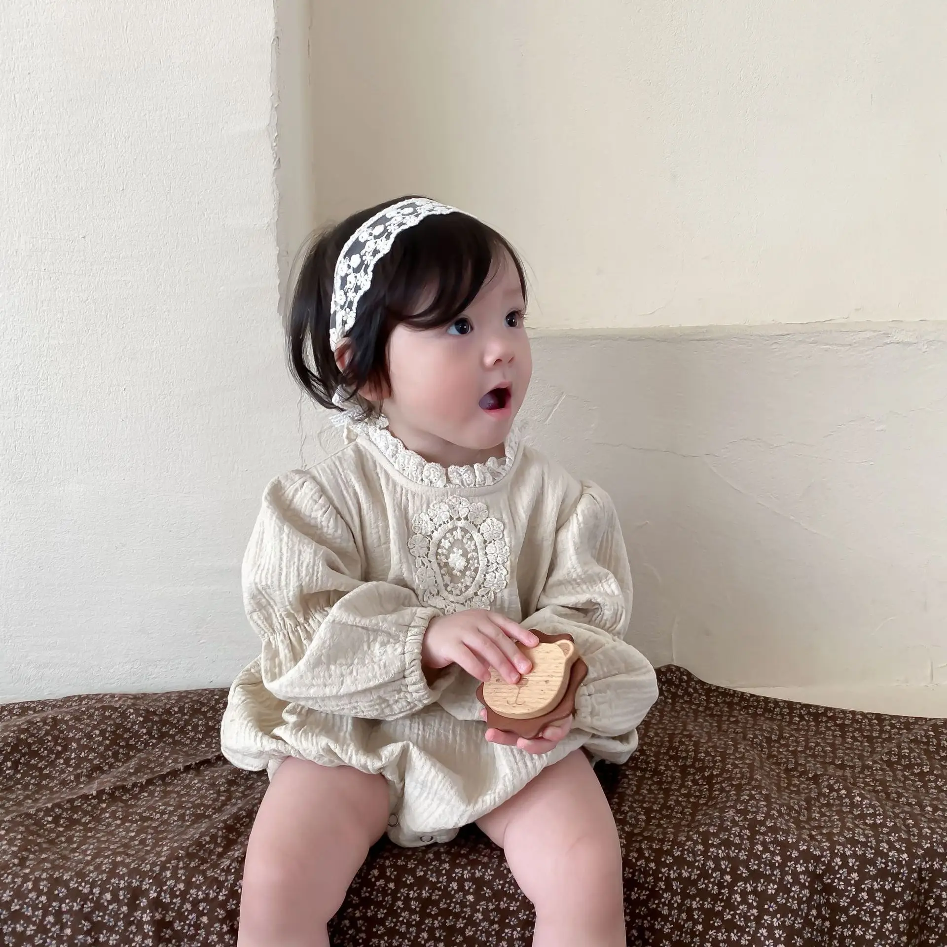 

Новинка осени 2021, модная кружевная одежда принцессы для маленьких девочек, хлопковое боди для маленьких девочек, комбинезон для маленьких д...