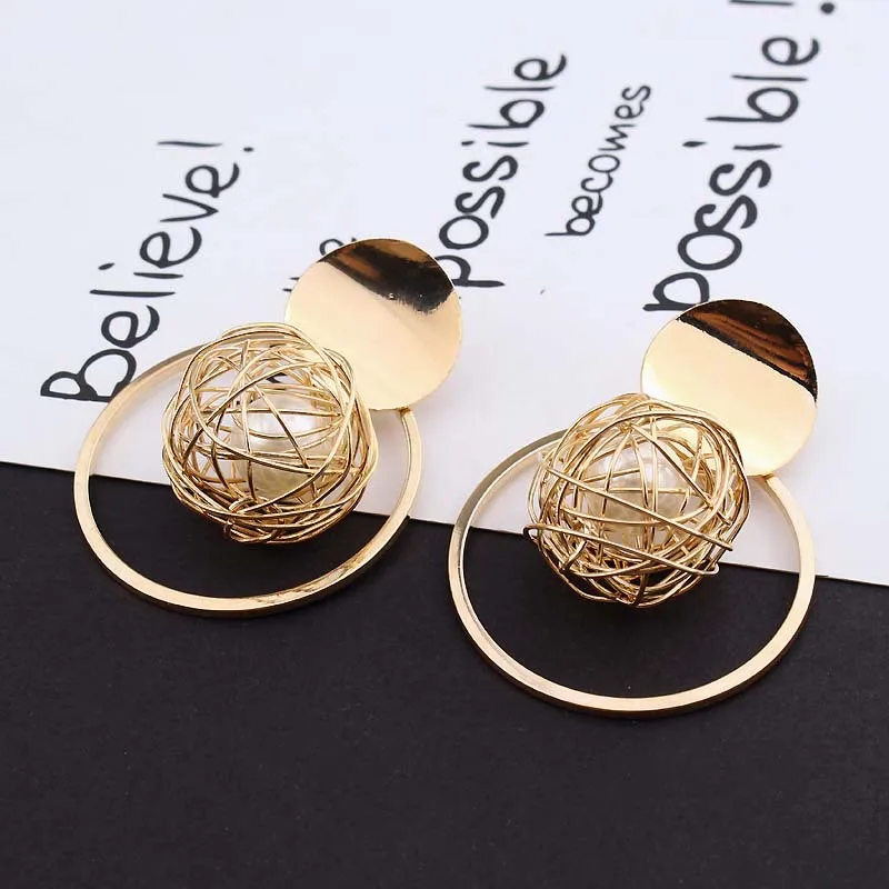 

Hollow Golden Silk Ball Pearl Pendant Earrings Ladies Temperament Metal Ring Earrings Exaggerated Personality Party Accessories
