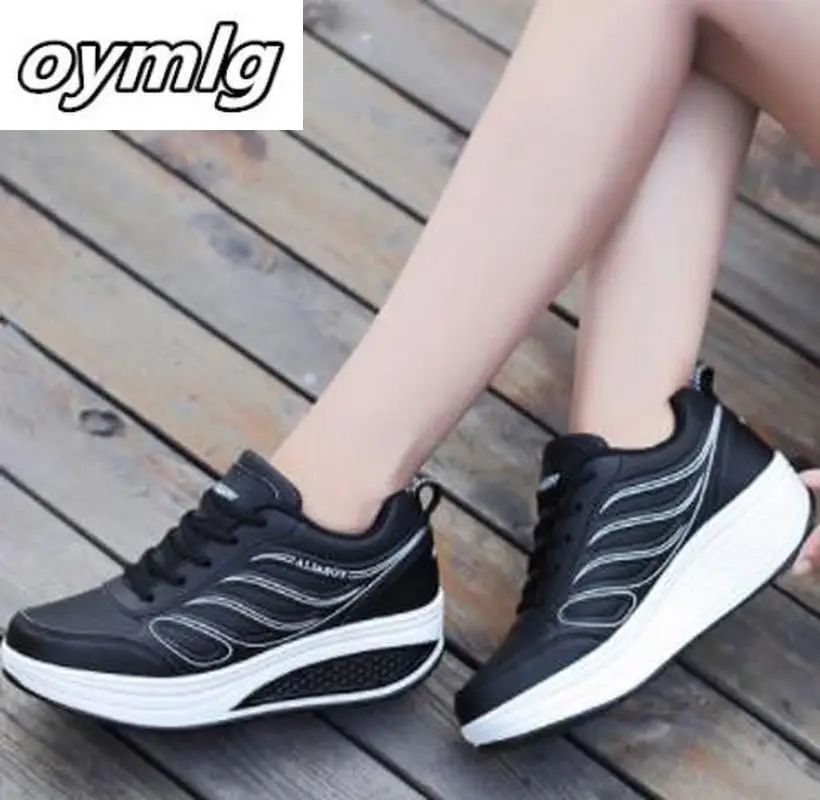 Женские кроссовки на танкетке Уличная обувь толстой подошве повседневные