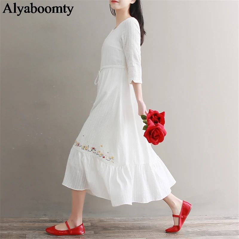 Женское хлопковое белое миди платье элегантное с цветочной вышивкой