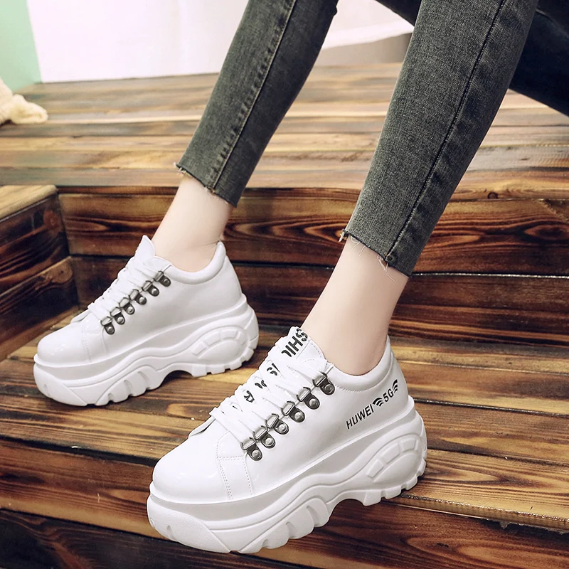 Женские кроссовки из лакированной кожи на высокой платформе шнуровке