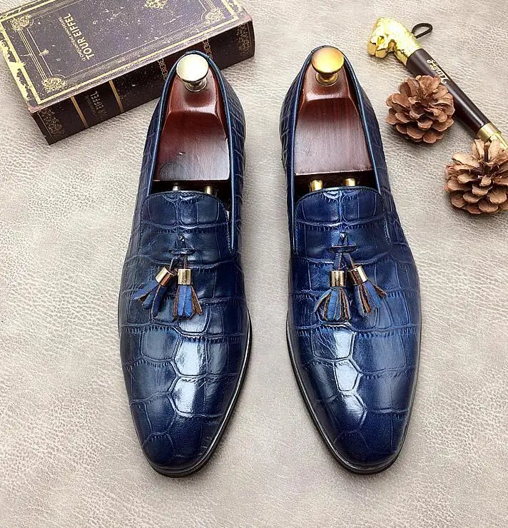 Новинка Мужские модельные туфли с острым носком цвет синий черный модная обувь