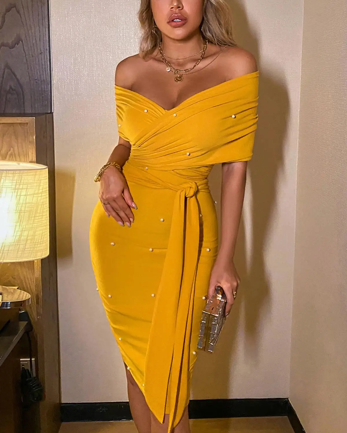 Женское вечернее платье средней длины желтое облегающее с поясом и открытыми