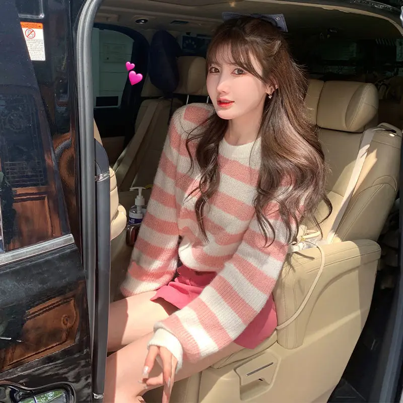 Свитер женский трикотажный с круглым вырезом базовый пуловер в полоску короткий