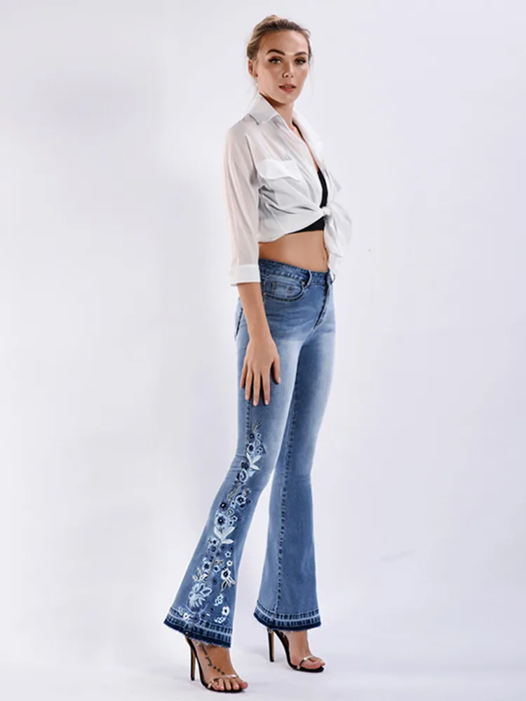 Женские расклешенные джинсы с вышивкой со скошенной юбкой синие эластичные