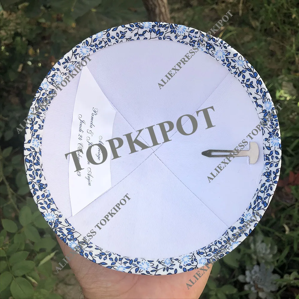 Белый льняной кипот с темно-синей вышивкой логотипа для свадьбы