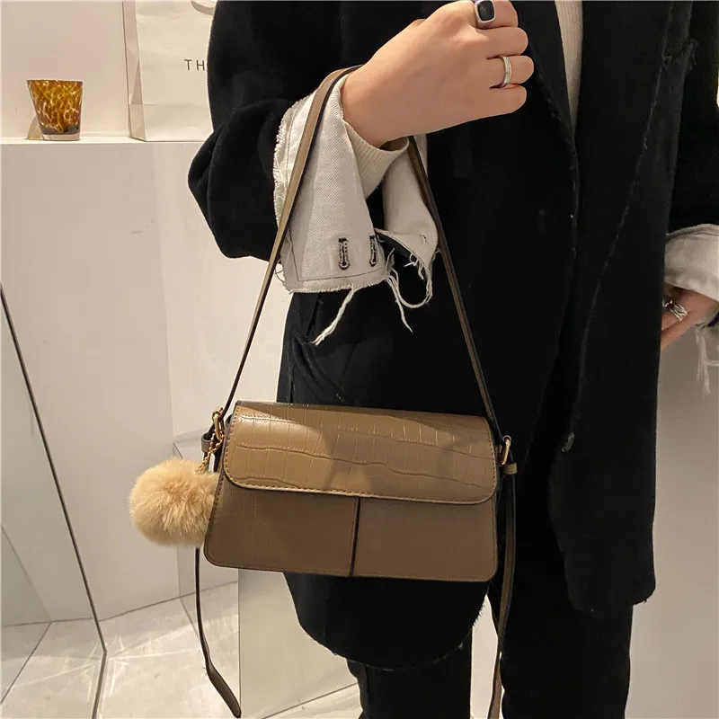 

2021 New Trend Line One Shoulder Armpit Little Bread Female Fashion Contracted Areata Oblique Satchel Restoring Ancient Ways