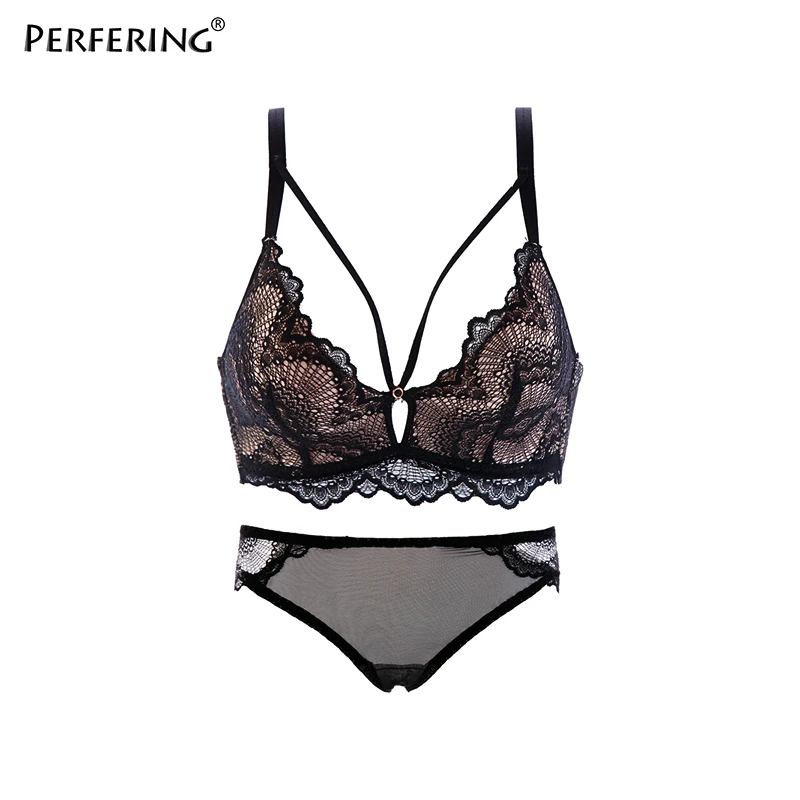 Комплект женского кружевного нижнего белья из трусиков и бюстгальтера с чашкой