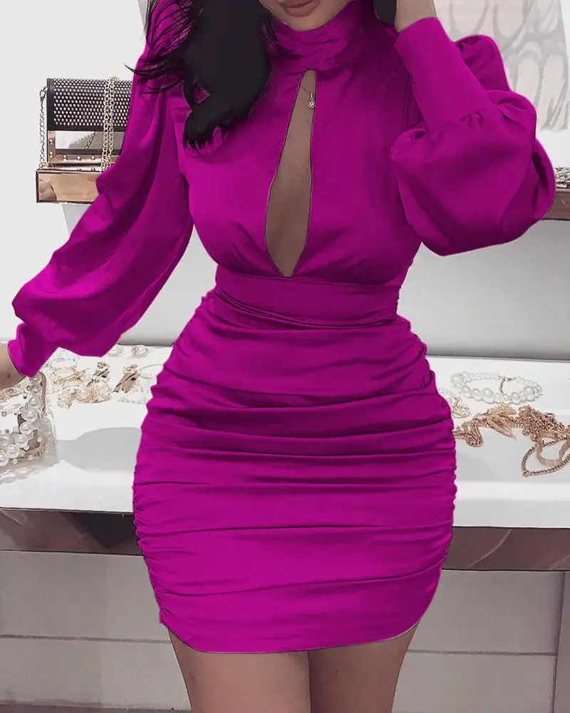 Сексуальное шелковое атласное платье однотонное с вырезом на груди открытой