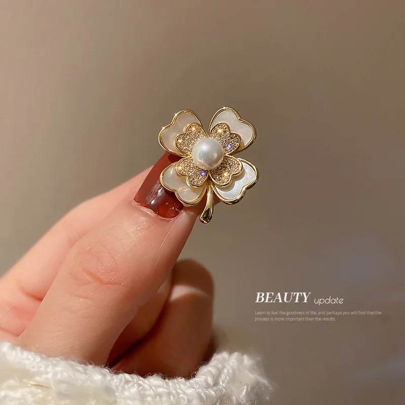 Брошь женская с белым цветком и фианитом для кардигана | Украшения аксессуары