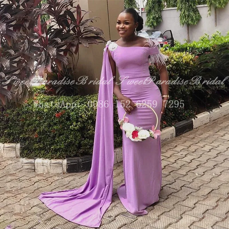 Женское платье подружки невесты длинное лавандового цвета с открытыми плечами и