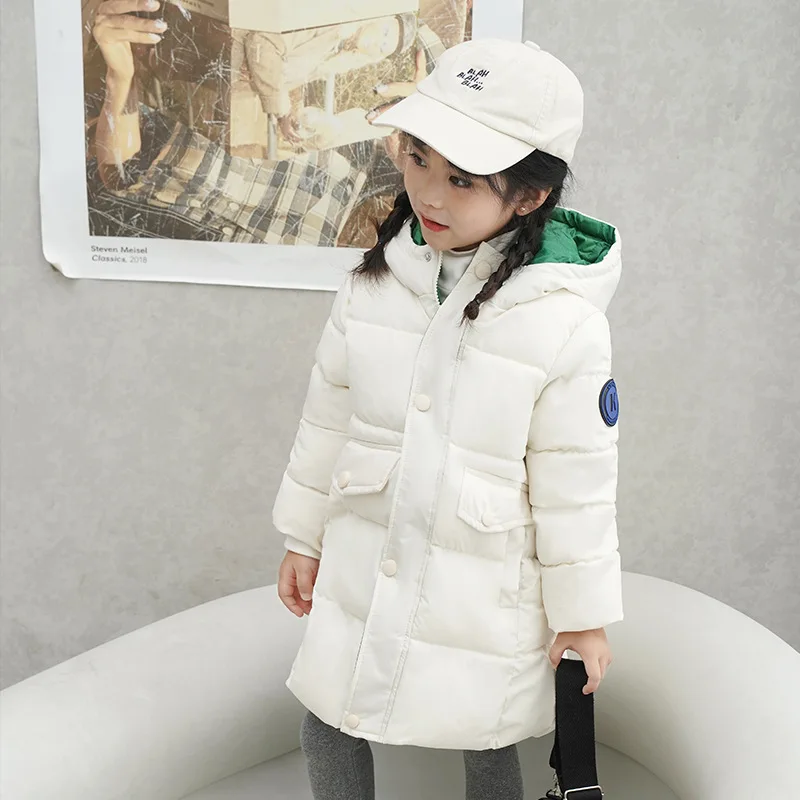 

Детская стеганая куртка средней длины, с капюшоном и воротником-стойкой