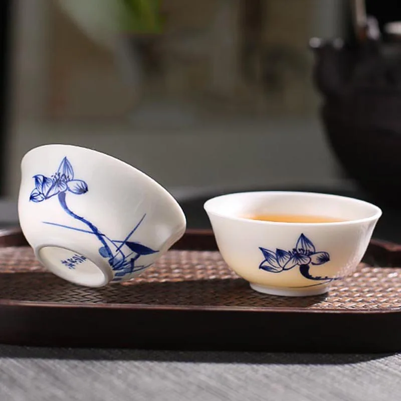 

Hand Painted Underglaze Colour Lotus Ceramic Tea Cups Blue and White Porcelain Small Teacup Kung Fu Tea Bowl Chinese Master Cup