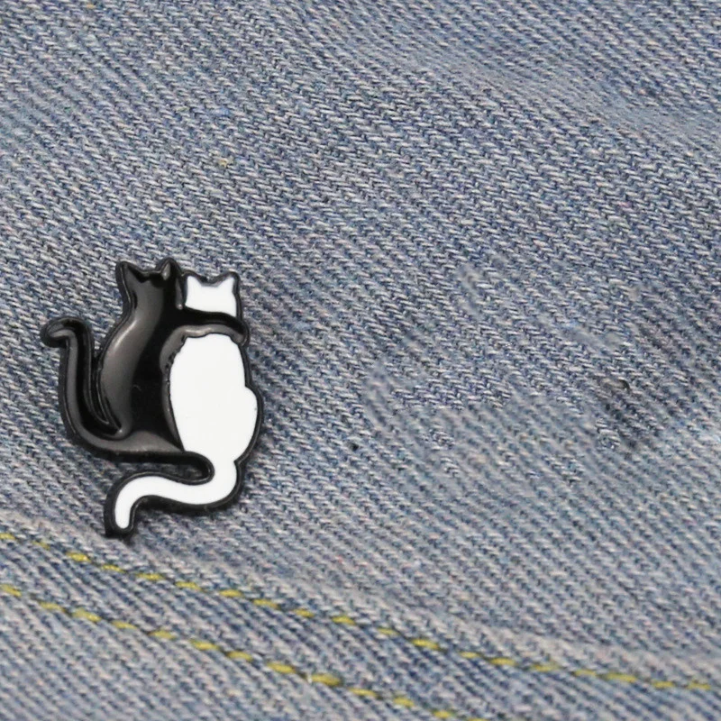 

Black And White Cat Enamel Pins Hugging Cats Brooches Cartoon Cute Animal Backpack Lapel Custom Badges Jewelry Gifts For Friends