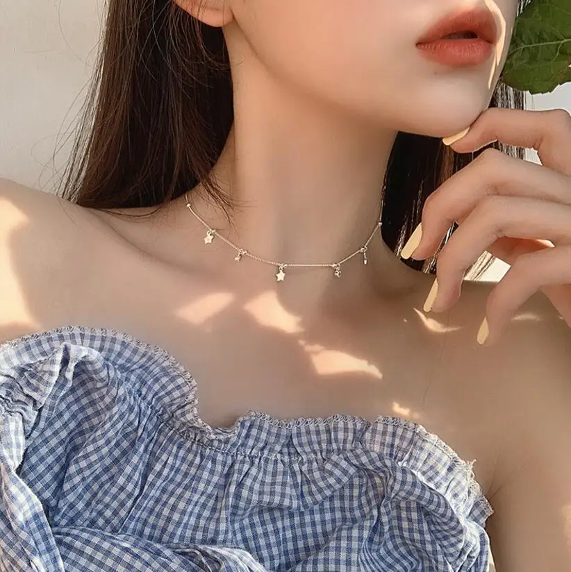 

Женское колье-чокер с подвеской в виде звезды