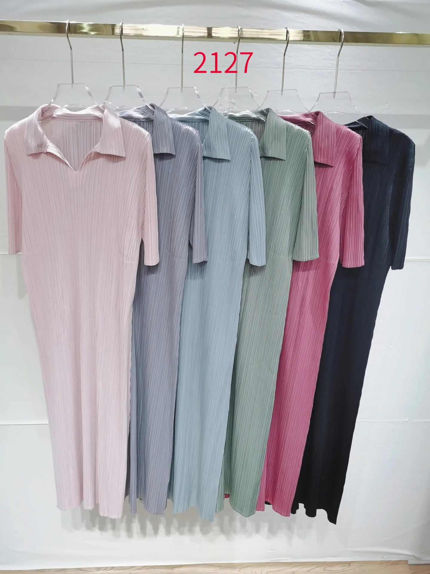 Женское платье со складками Changpleat летнее однотонное средней длины с коротким