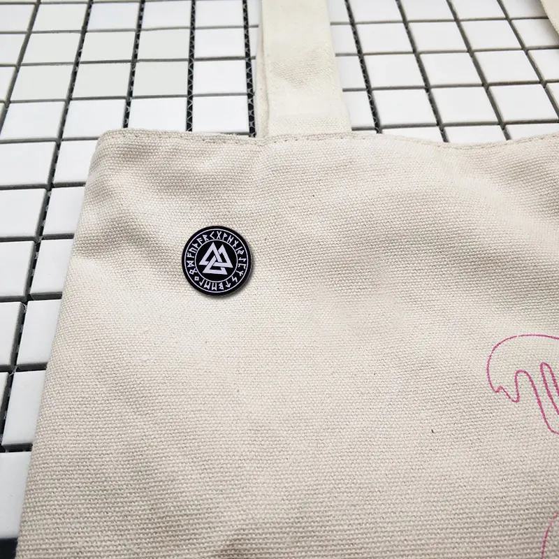 Тройной Треугольники Викинг норвежский Руна щит брошь страха амулет Pin к